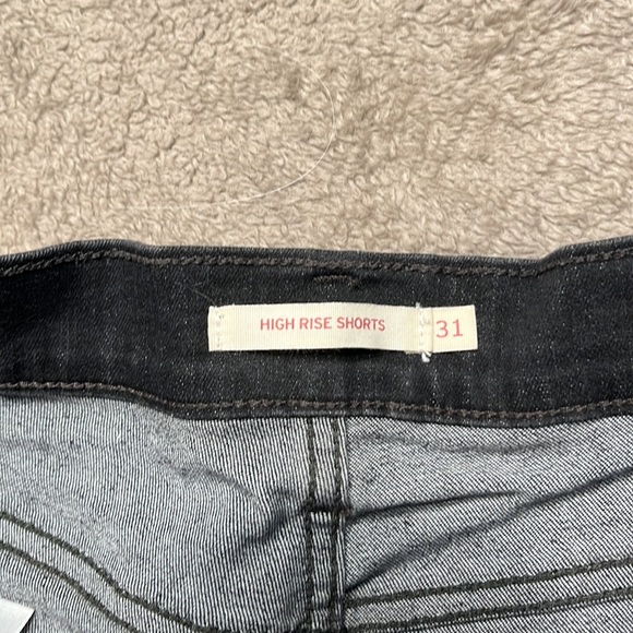 Levi’s High-Rise Black Denim Shorts - Picture 3 of 3